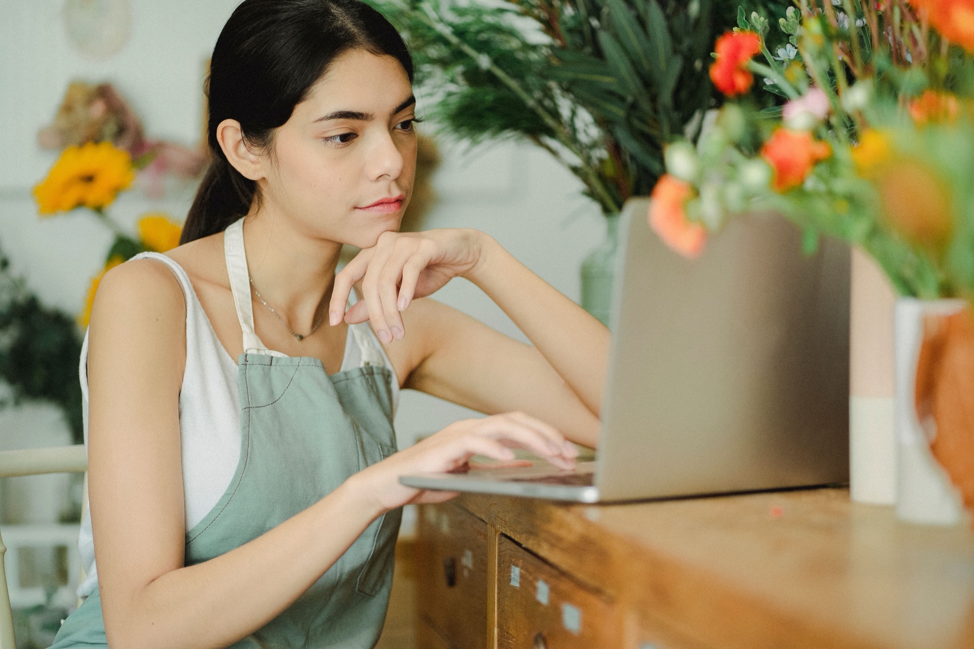 Femme concentrée sur son ordinateur portable, en train de gérer son agenda