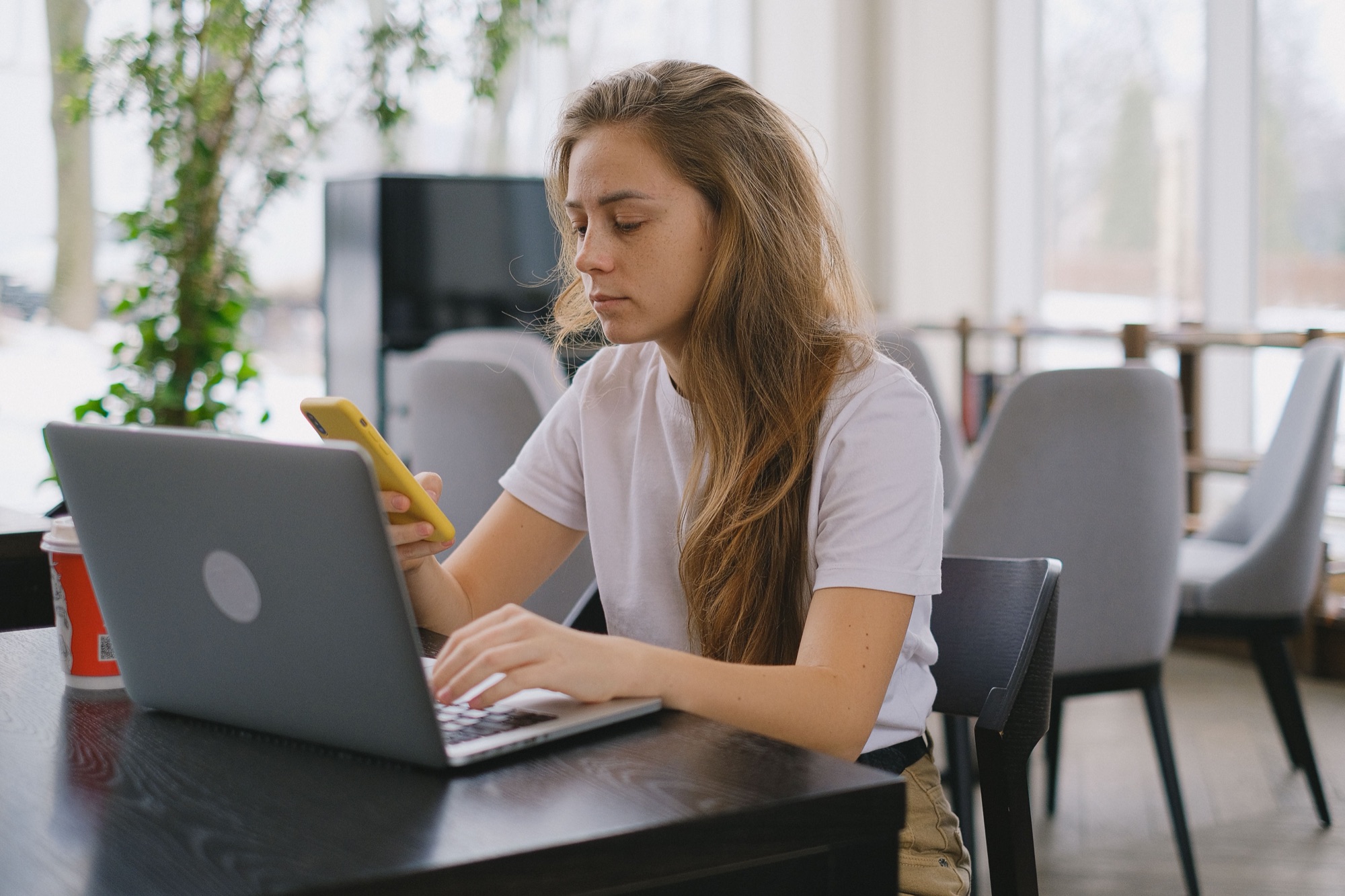 Femme qui fait une recherche sur son smartphone
